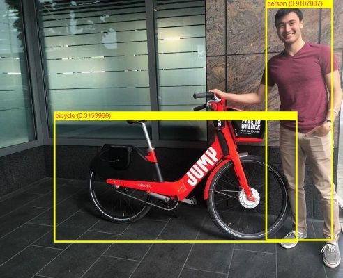 O ML.NET detectou um homem e uma bicicleta na foto, usando ONNX